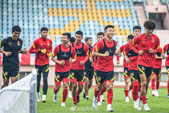 在父亲忙于工作、姐姐忙于学习的时候，一个4岁的小女孩一个人在家的院子里玩，孤孤单单的，最后只好要正在做研究的父亲来扮演卖花人的角色，想来也是十分可怜的情景。